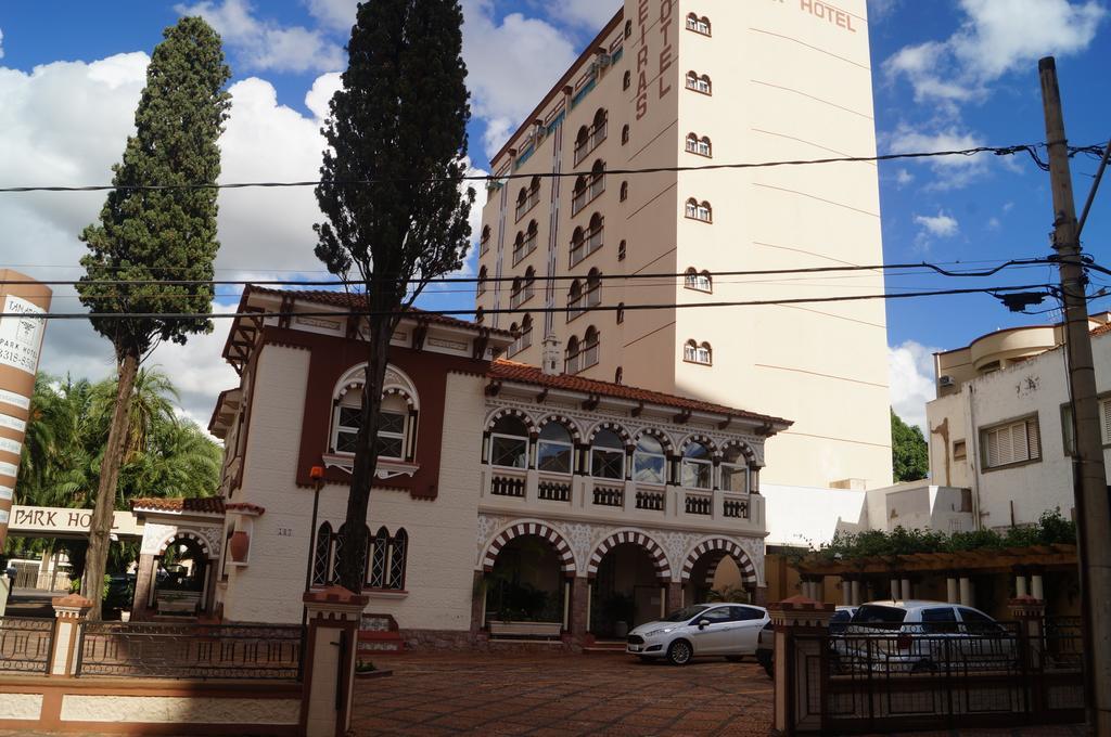 Tamareiras Park Hotel อูเบราบา ภายนอก รูปภาพ